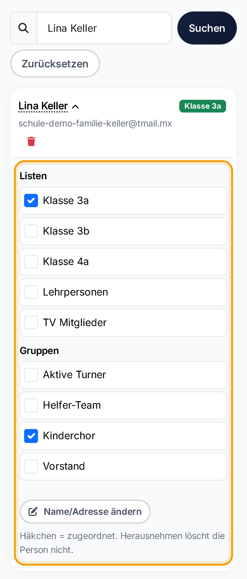 Aufgeklappte Person am Handy