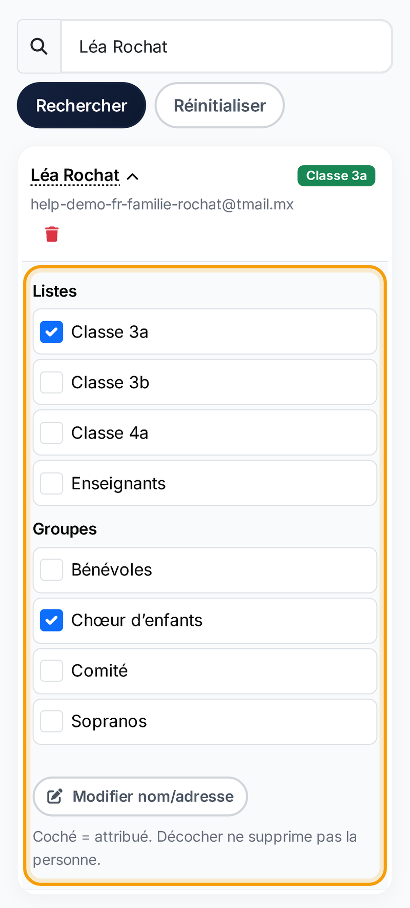 Personne ouverte sur un téléphone