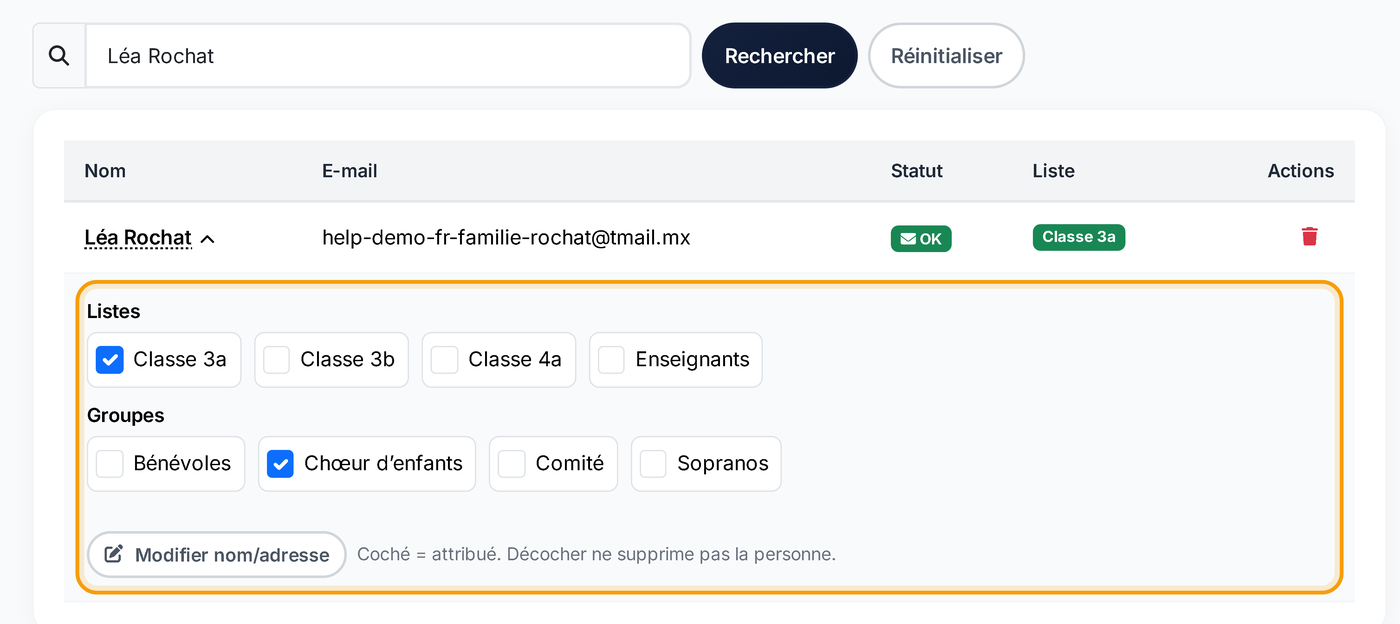 Personne ouverte avec des cases à cocher pour les listes et les groupes