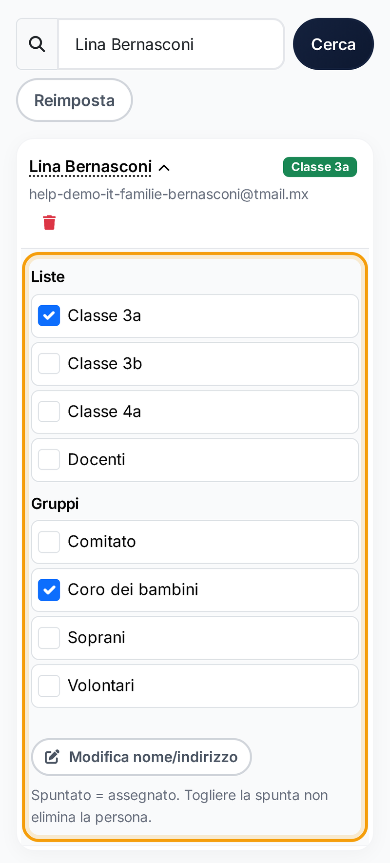 Persona aperta sul telefono